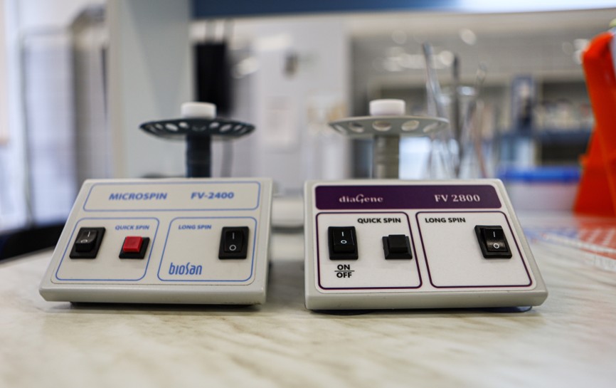 Центрифуга-вортекс: 1. microspin FV-2400 2.diaGene FV2800